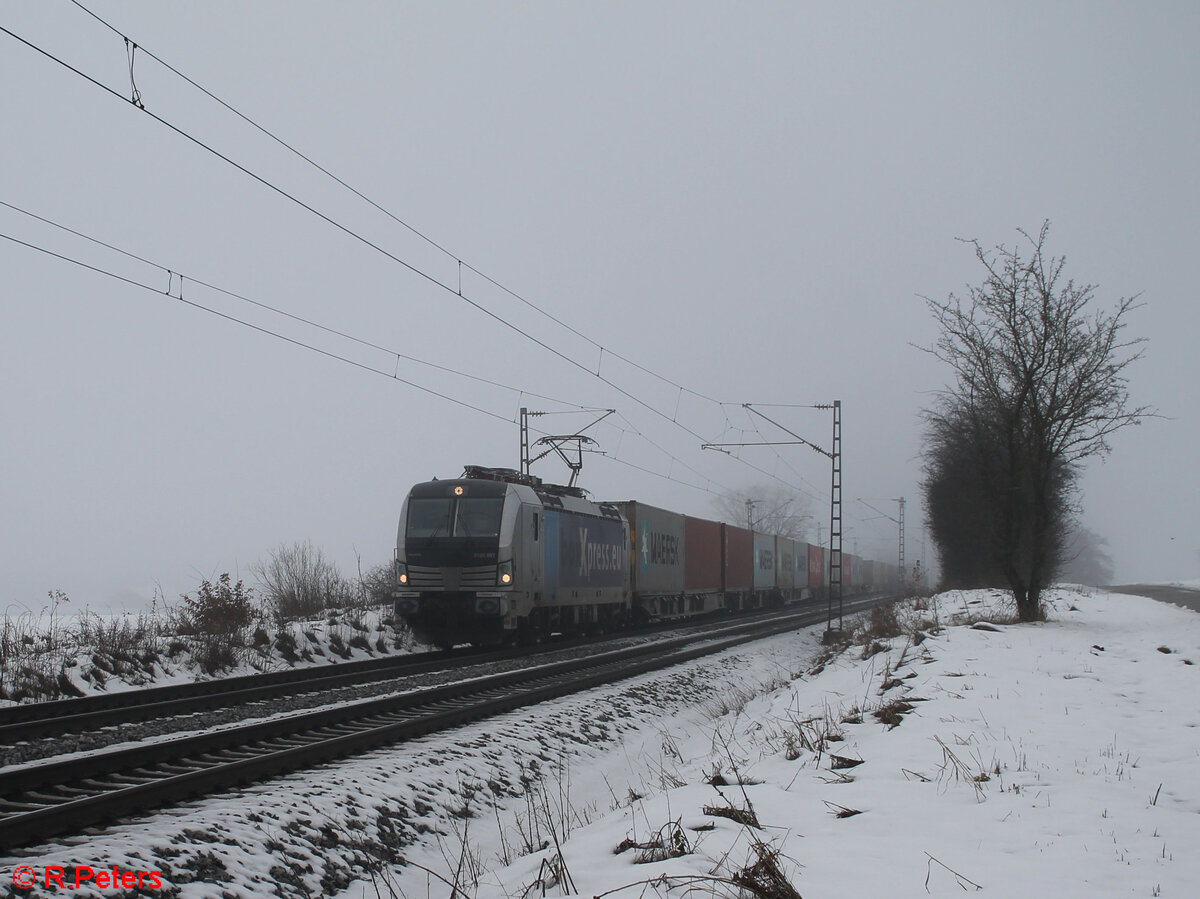 6193 097 mit einem Containerzug bei Pölling.09.12.23