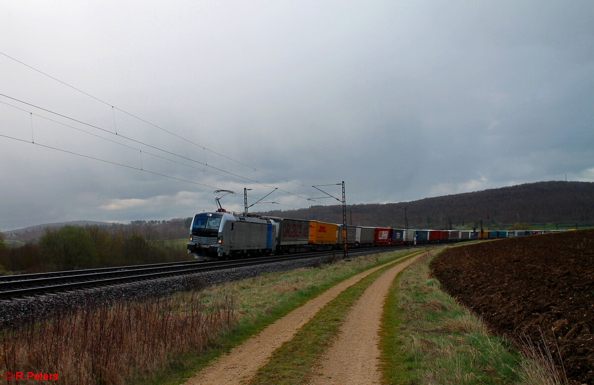 6193 157 zieht hinter Treuchtlingen mit einem KLV-Zug gen Norden 23.03.24