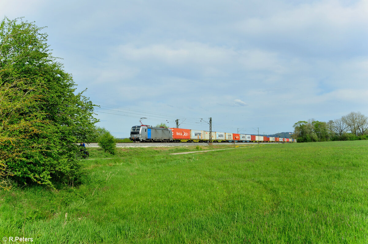 6193 158 mit einem Containerzug bei Pölling. 28.04.24