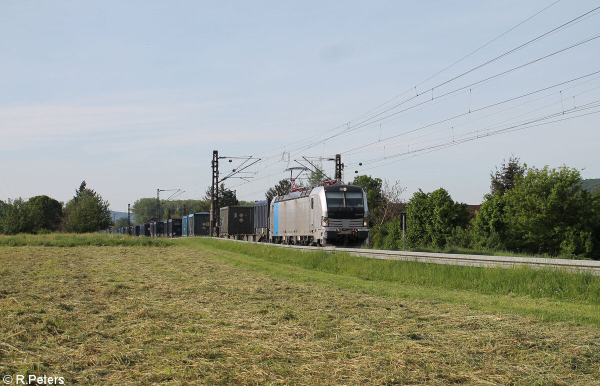 6193 162 mit einem Containerzug bei Himmelstadt gen Norden. 11.05.24