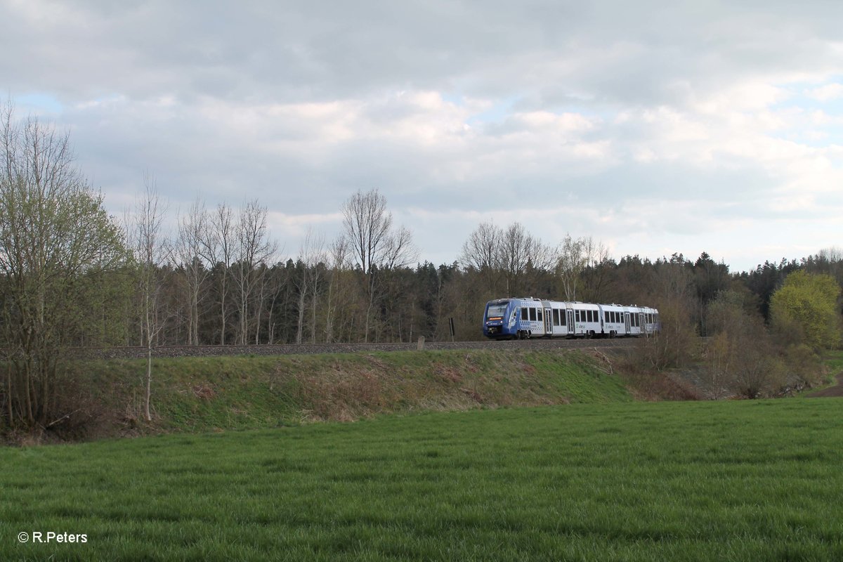 622 411 als OPB79738 Regensburg - Marktredwitz südlich vor Wiesau. 18.04.16