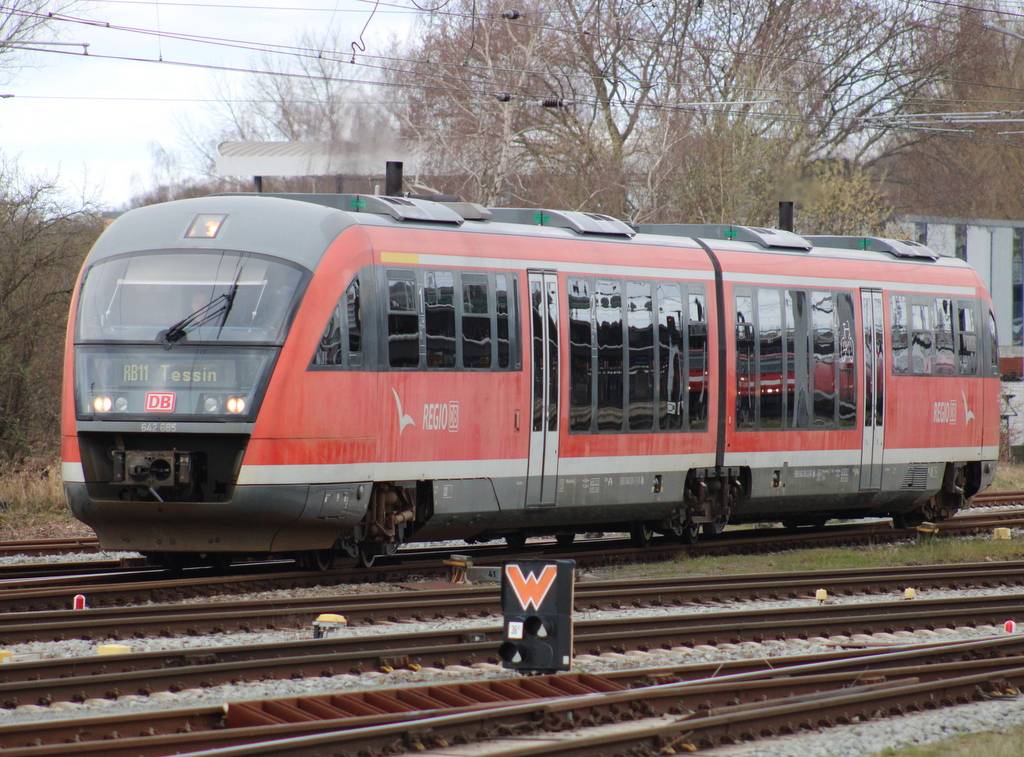 642 685 als RB11(Rostock-Tessin)bei der Ausfahrt im Rostocker Hbf.17.03.2024