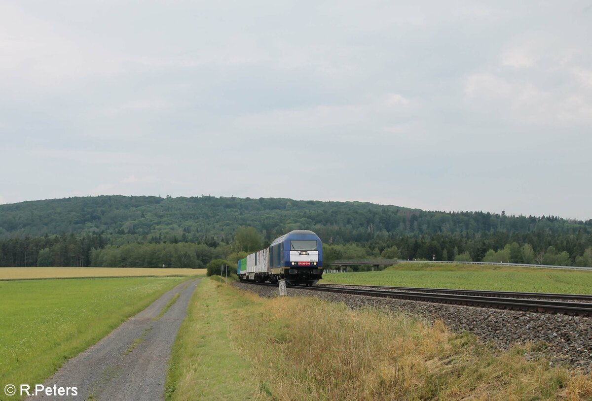 645 010 alias ER20-010 mit leer Holzzug nach Wiesau bei Oberteich. 04.07.21