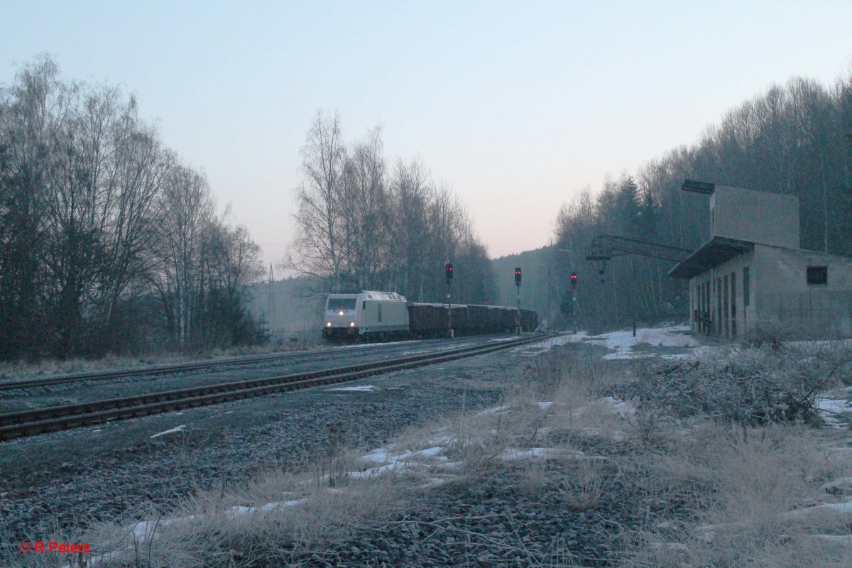 76 111 fährt in Arzberg mit dem Schrottzug 48340 XTCH - Könitz ein und geht auf die Seite wegen Kreuzung mit der Vogtlandbahn. 21.02.15