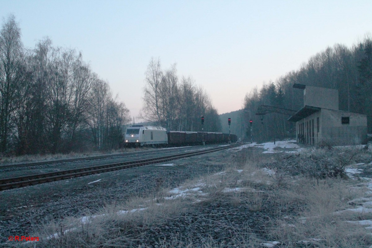 76 111 fährt in Arzberg mit dem Schrottzug 48340 XTCH - Könitz ein und geht auf die Seite wegen Kreuzung mit der Vogtlandbahn. 21.02.15