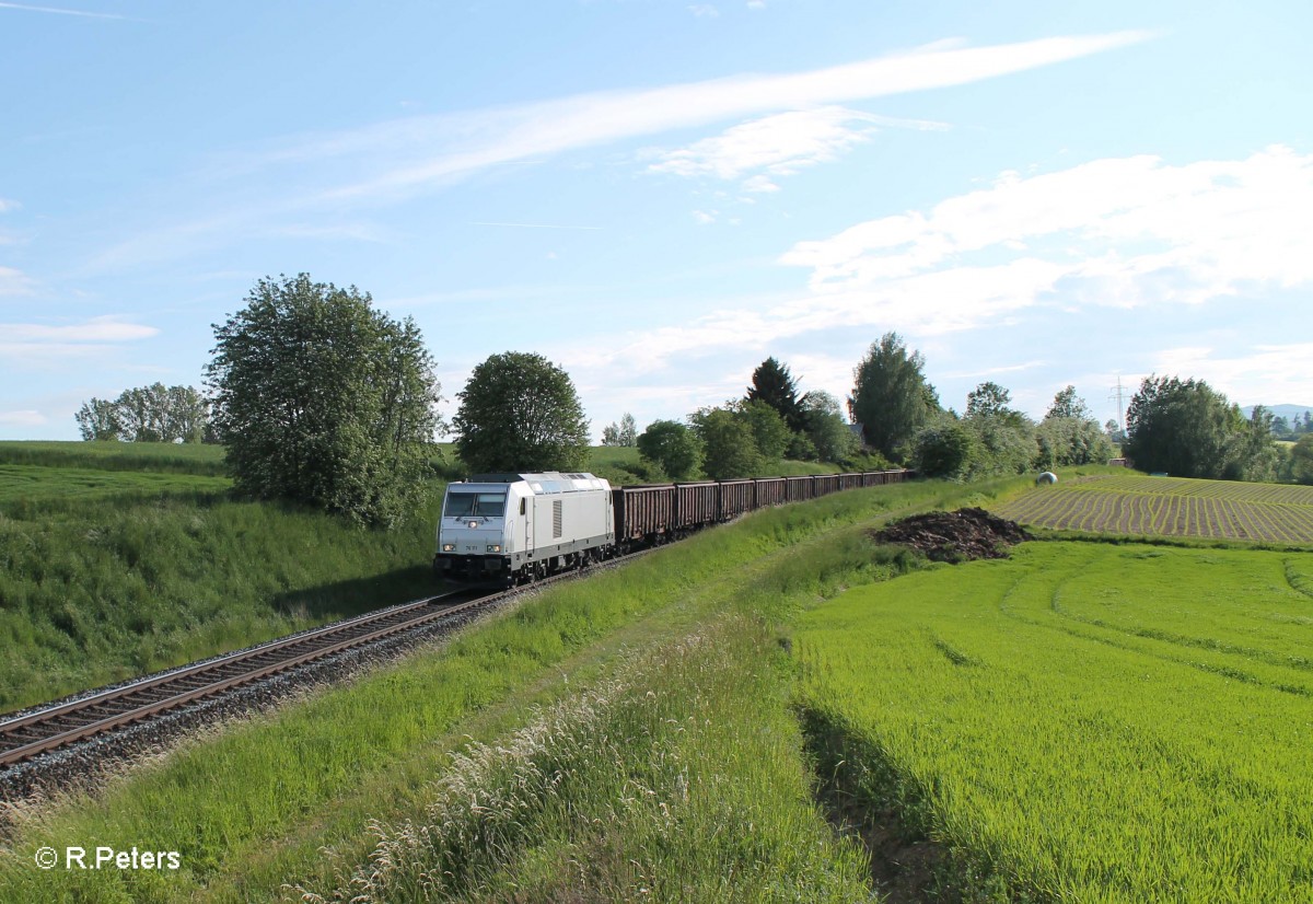 76 111 zieht bei Brand bei Marktredwitz den Schrottzug der Thüringer Stahlwerke aus Mehltheuer nach Cheb. 02.06.15