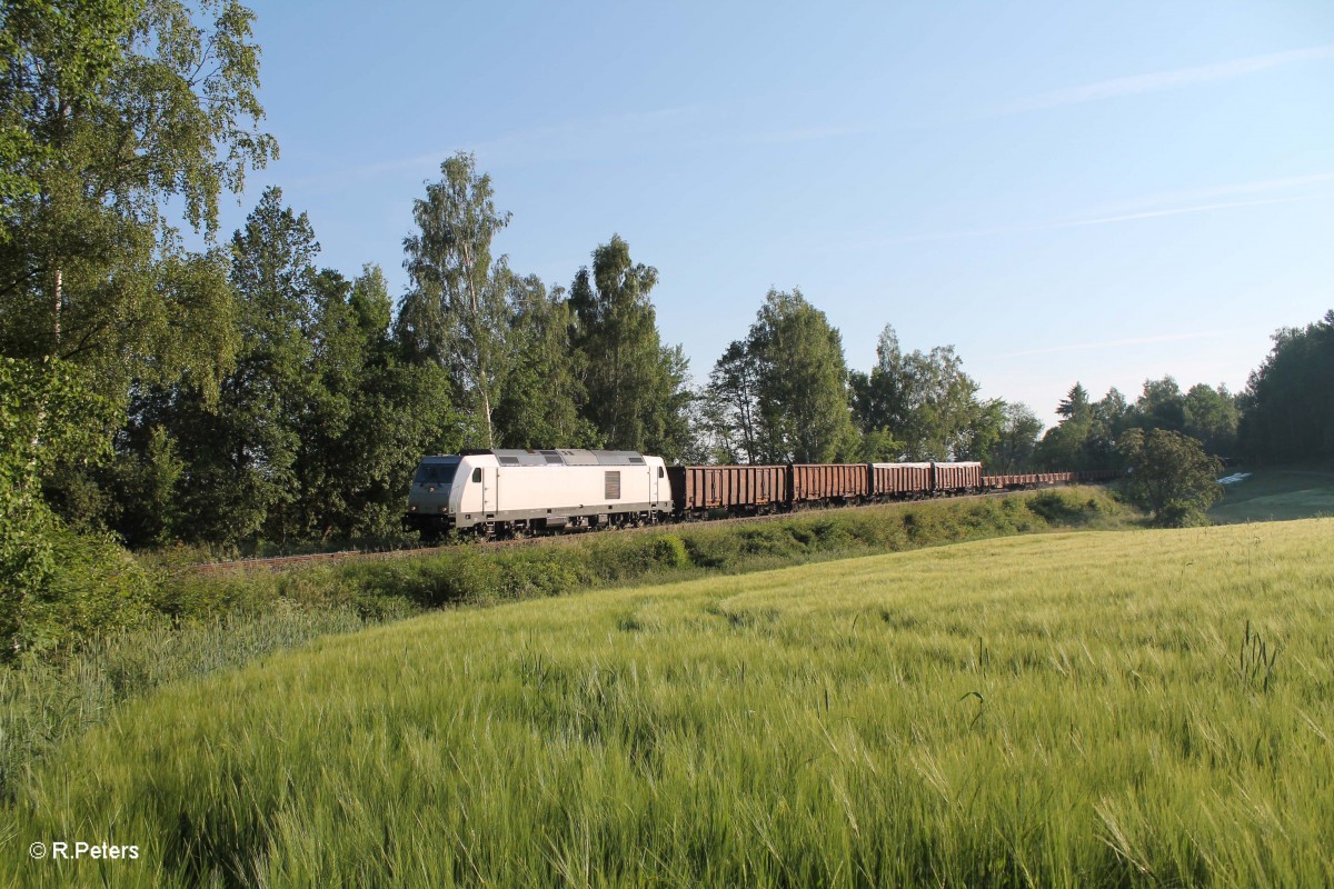 76 111 zieht bei Oschwitz den 48340 Schrottzug Cheb - Mehltheuer. 06.06.15