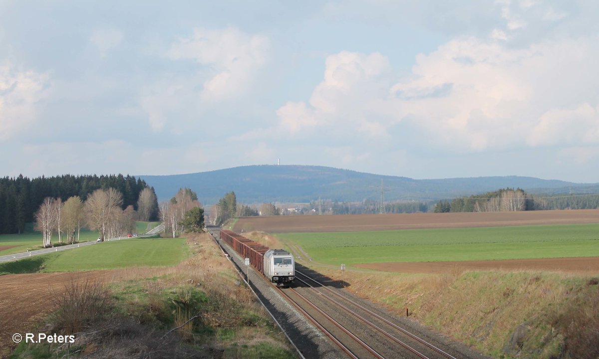 76 111 zieht mit dem Schrottzug Könitz - Cheb bei Neudes Richtung Marktredwitz vorbei. 14.04.16