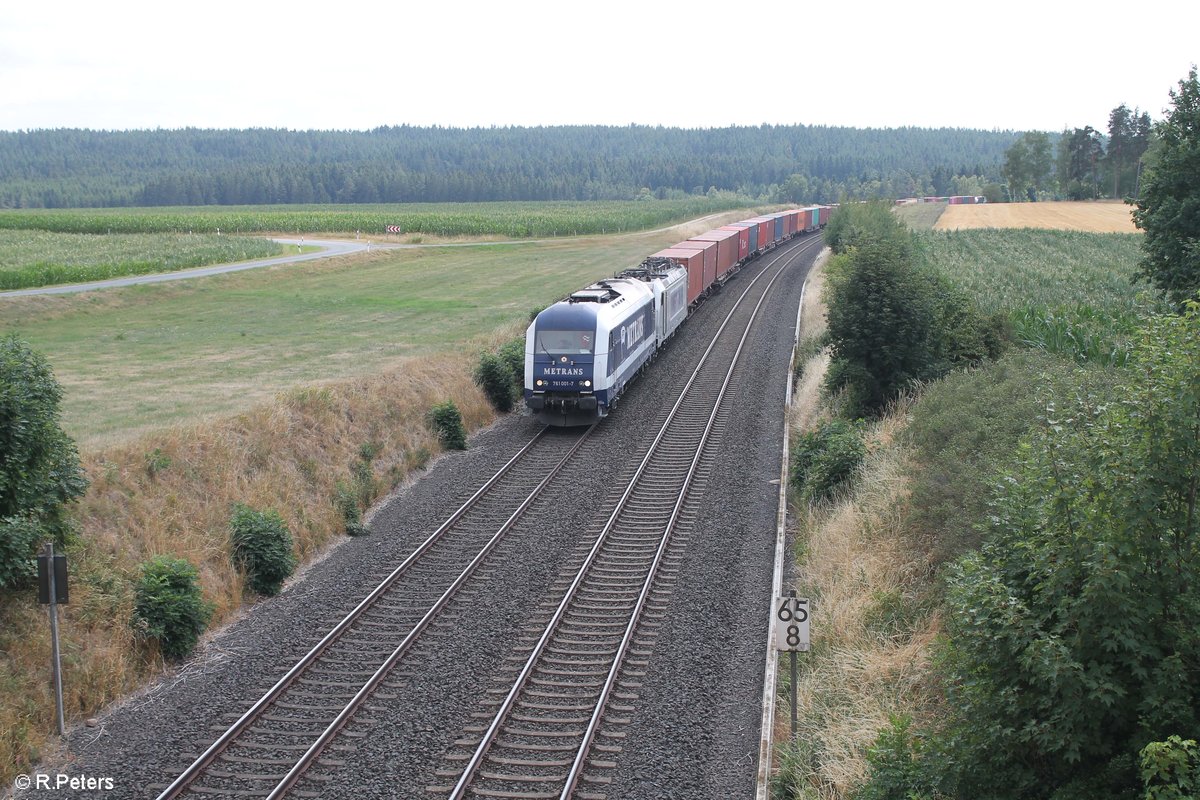 761 001 nochmal mit dem Containerzug bei Neudes in Richtung Hof.28.07.19