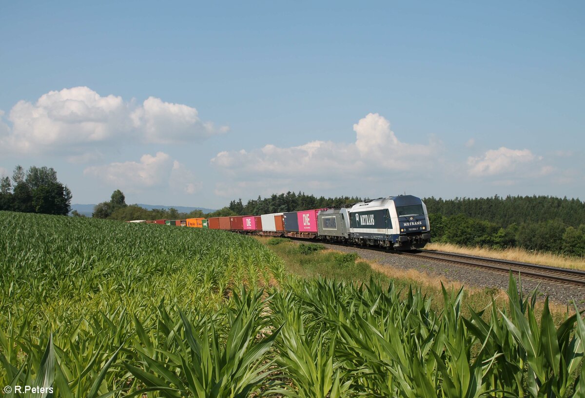 761 004 schleppt 386 032 samt Elbtal Umleiter Containerzug von Hof nach Cheb hier bei Brand bei Marktredwitz. 23.07.21