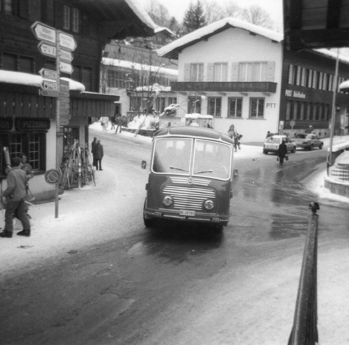 (8-05) - Aus dem Archiv: AFA Adelboden - Nr. 3/BE 26'703 - FBW/Gangloff im Mrz 1988 in Adelboden, Dorfstrasse