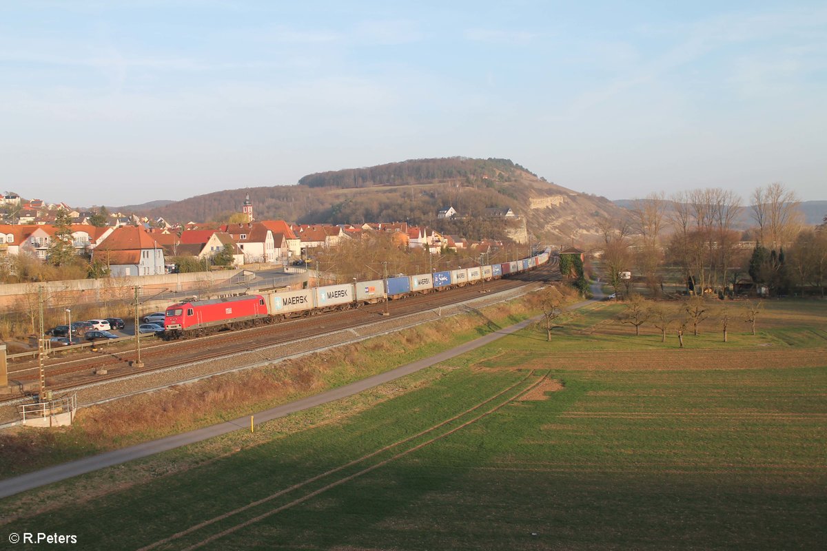 802 durchfährt Retzbach-Zellingen mit einem Containerzug Regensburg Ost - Magdeburg. 16.03.17