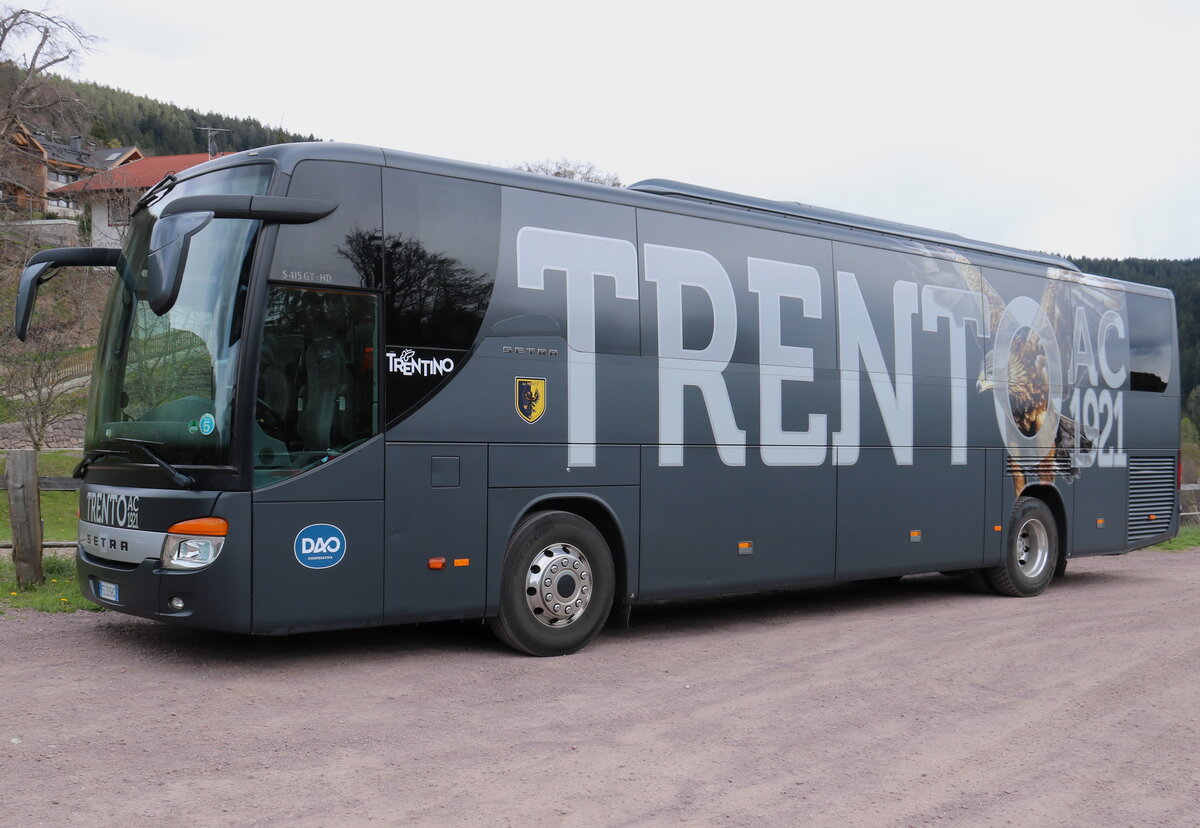 AC Trento 1921, Trient - FE-205 HG - Setra S 415 GT-HD am 21. April 2024 in Hafling (Aufnahme: Martin Beyer)