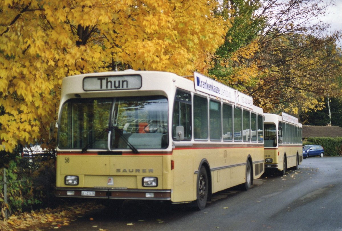 (AE 13) - Aus dem Archiv: STI Thun - Nr. 58/BE 413'458 - Saurer/R&J am 3. November 2003 bei der Schifflndte Thun