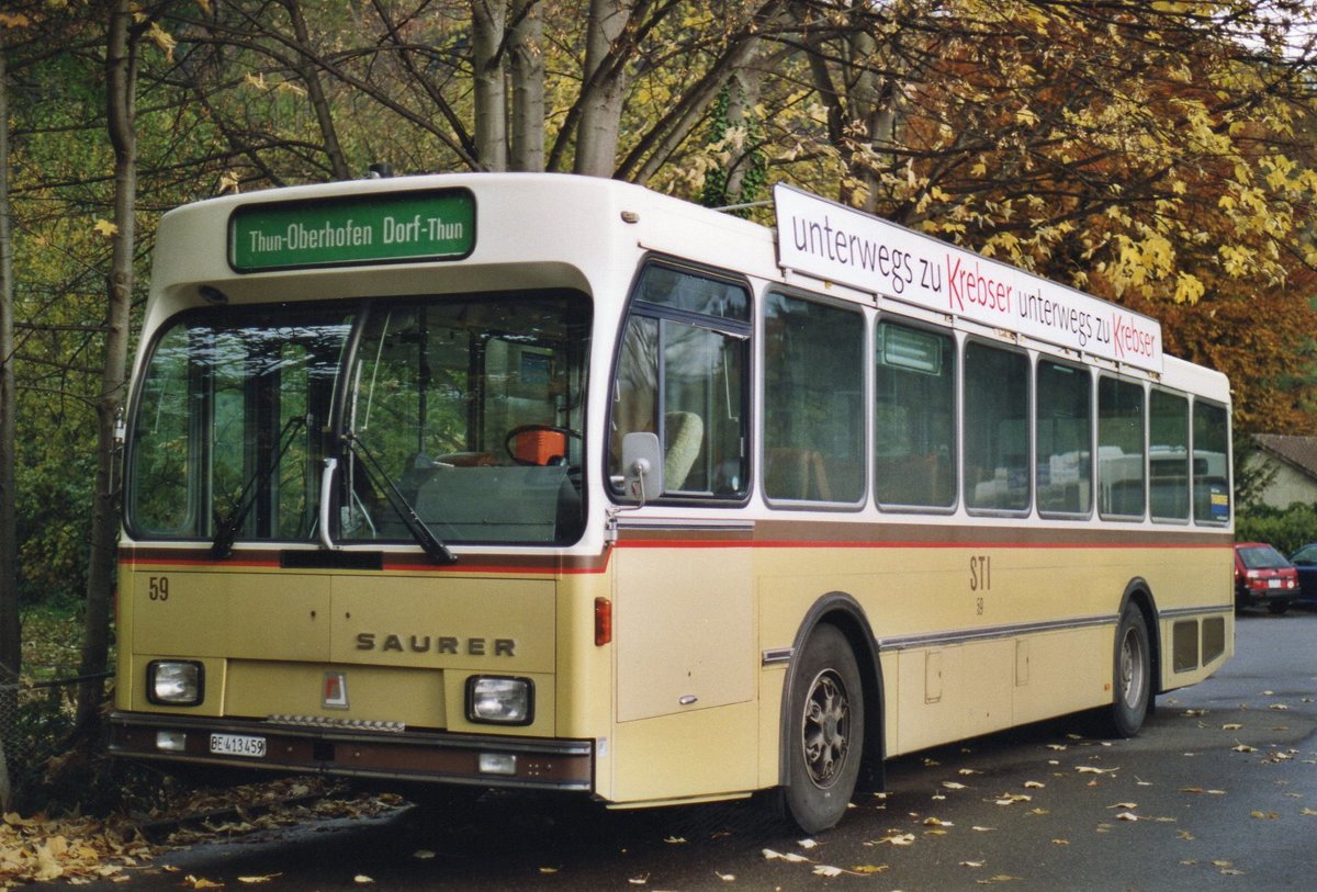 (AE 14) - Aus dem Archiv: STI Thun - Nr. 59/BE 413'459 - Saurer/R&J am 3. November 2003 bei der Schifflndte Thun