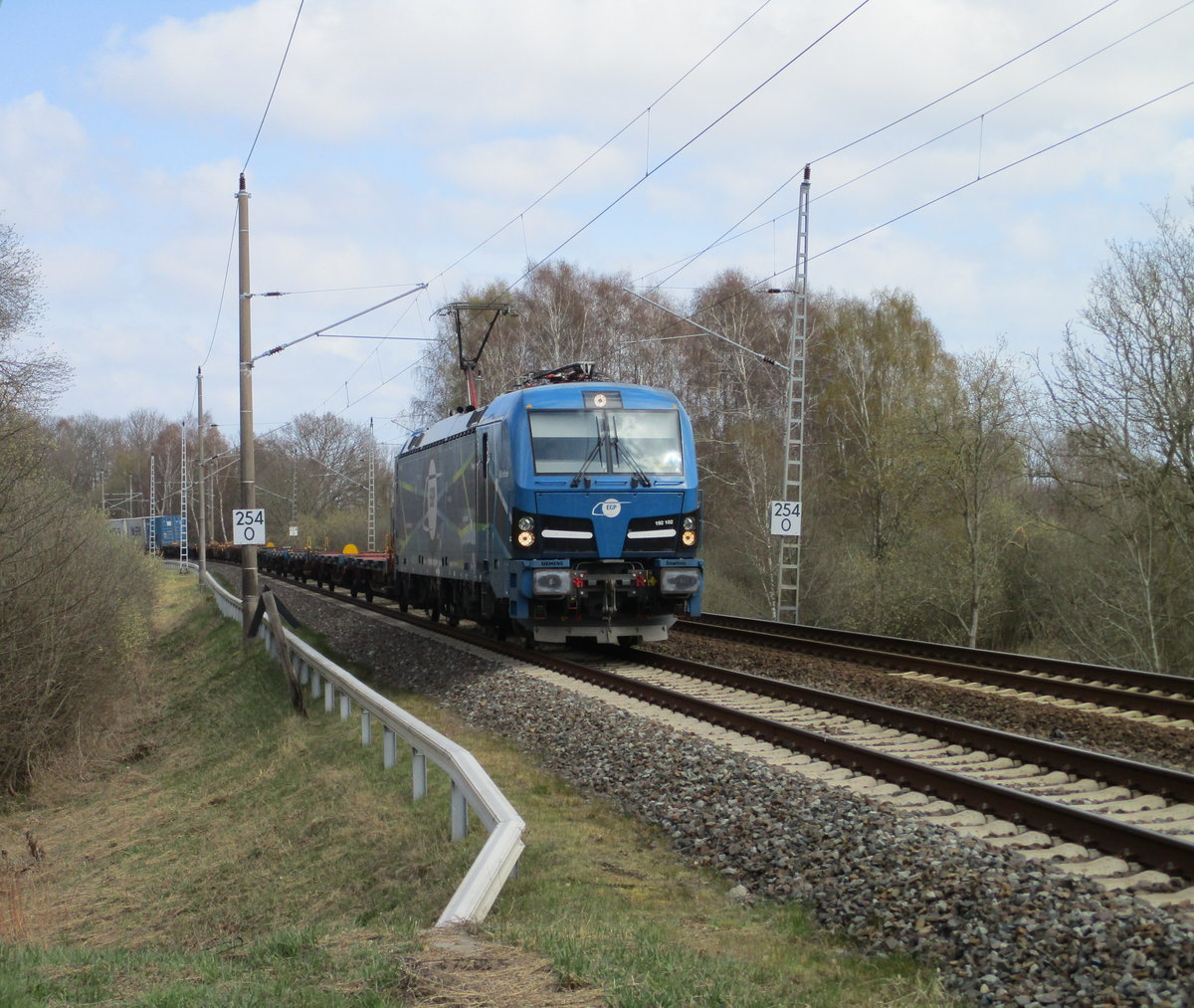 Als ich am 10.April 2020 an einer Schranke bei Bergen/Rgen kam die EGP 192 102 von Mukran vorbei.