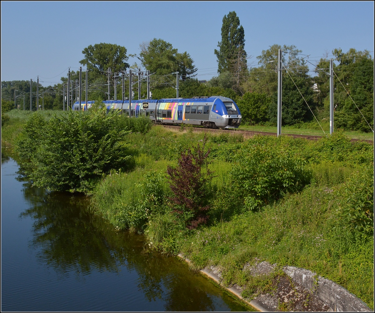 Am Rhein-Rhone-Kanal.

Der Gegenzug Z 27878 aus Mülhausen Richtung Belfort. Juli 2021.