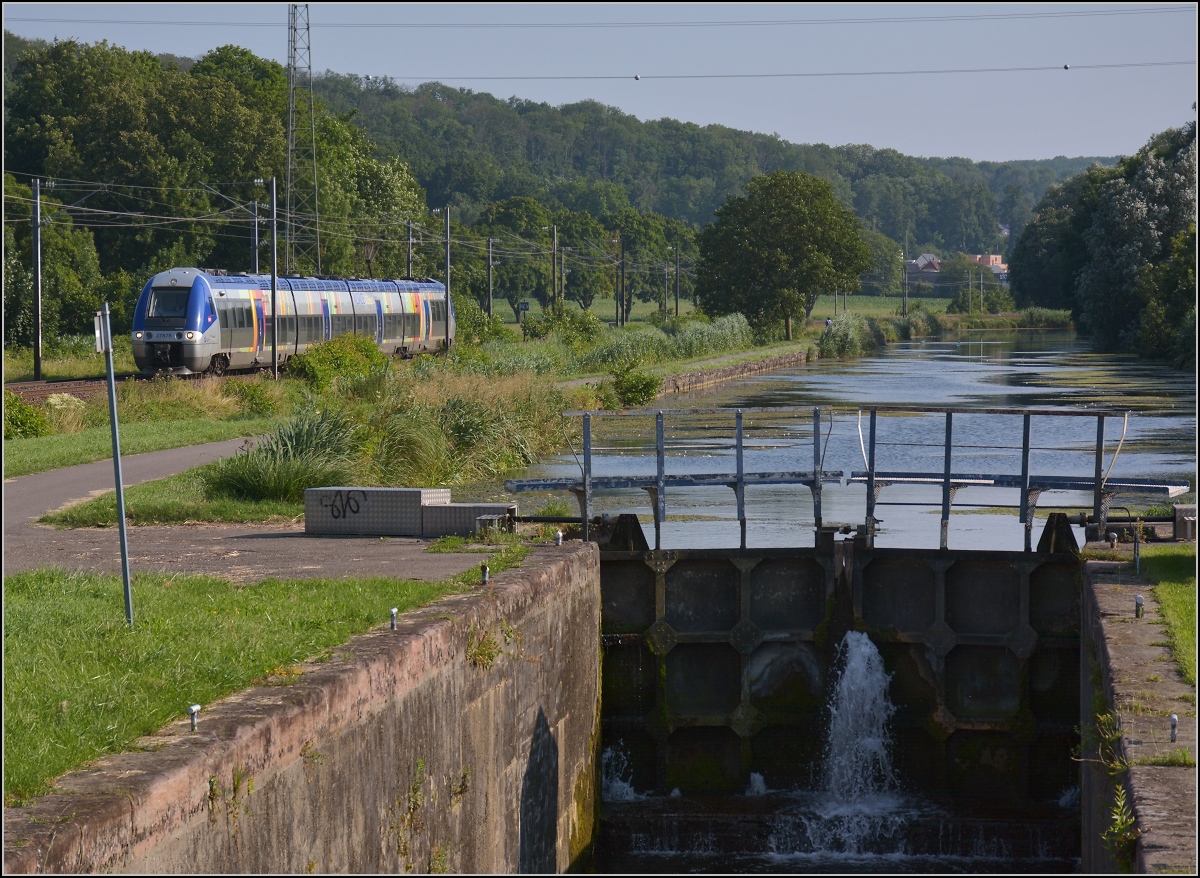 Am Rhein-Rhone-Kanal.

Die Rückseite des gleichen Zuges Z 27859 aus Mülhausen Richtung Belfort. Juli 2021.
