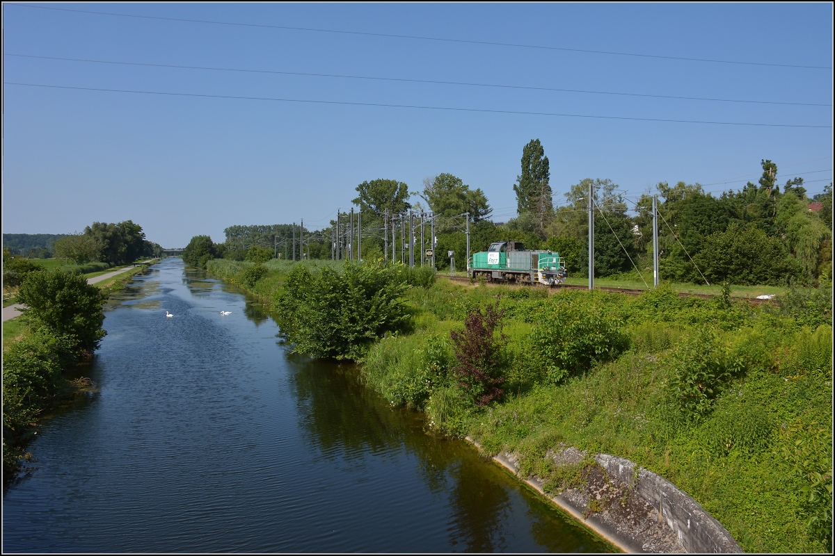 Am Rhein-Rhone-Kanal.

Die in Spanien gebaute Diesellok BB 60062 als Solofahrer unterwegs nach Mülhausen. Juli 2021.