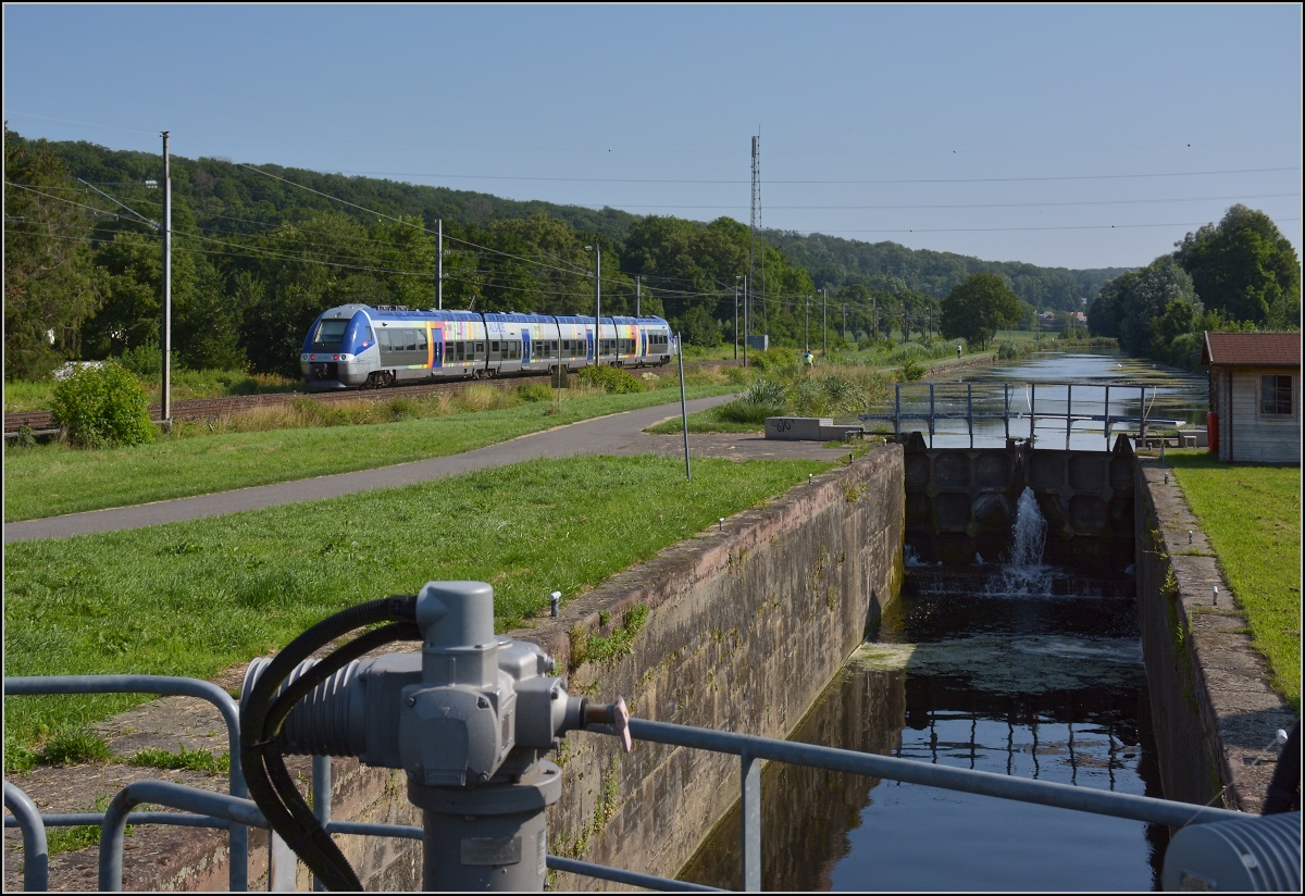 Am Rhein-Rhone-Kanal.

Und die andere Seite als Z 27877 aus Mülhausen Richtung Belfort. Juli 2021.