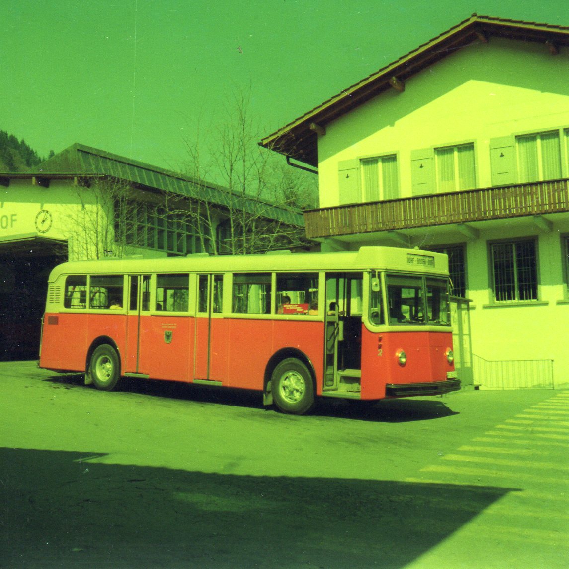 (AZiN 16) - Aus dem Archiv: AFA Adelboden - Nr. 2/BE 263'015 - Saurer/Gangloff (ex SVB Bern Nr. 72) am 9. April 1974 beim Autobahnhof Adelboden