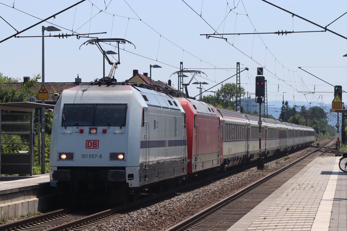 Baureihe 101 057 (Europa) zieht 101 xxx und den EC8 Richtung Hamburg Altona durch Blankenloch am 27.Juni.2025 