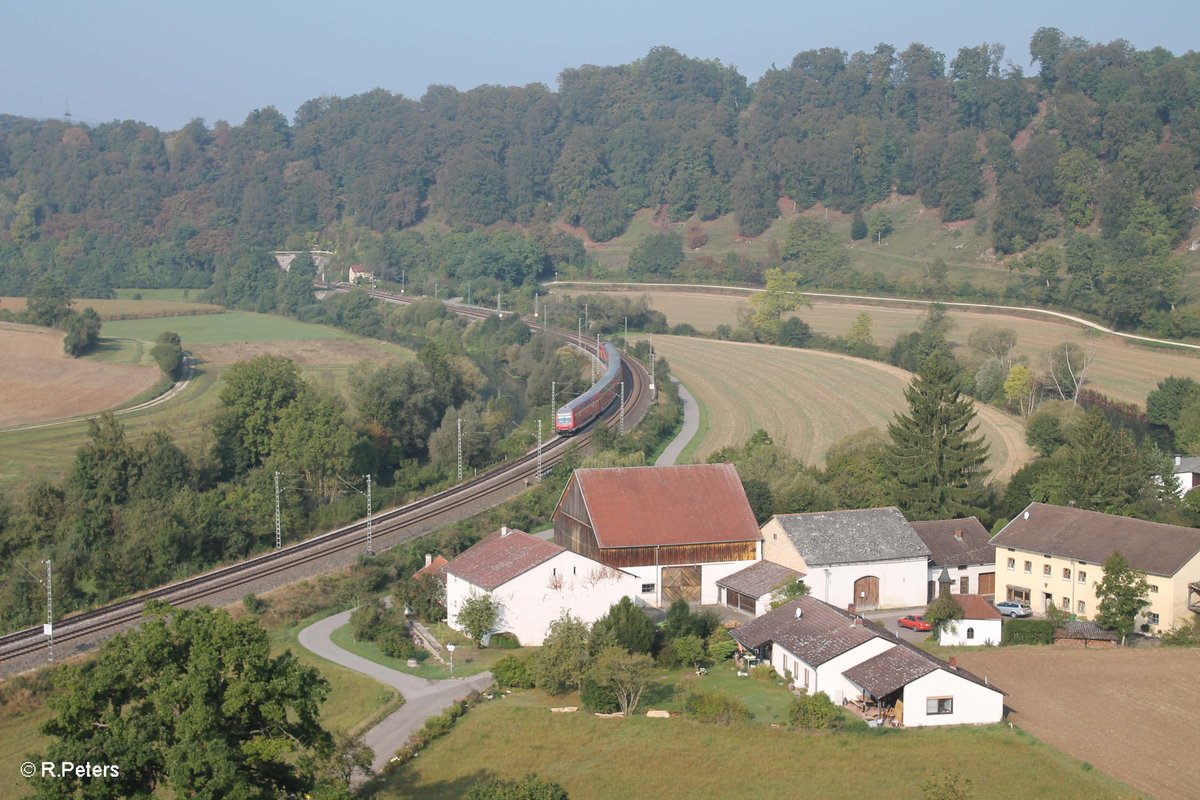 Bei Hagenacker schiebt 111 130-1 die RB 59147 Nürnberg - München. 24.09.16