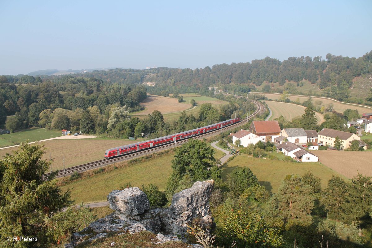 Bei Hagenacker schiebt 111 130-1 die RB 59147 Nürnberg - München. 24.09.16