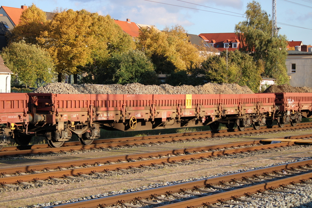 beladener RIV-D-DB Res-x 679.1 am Nachmittag des 22.10.2020 im Rostocker Hbf.