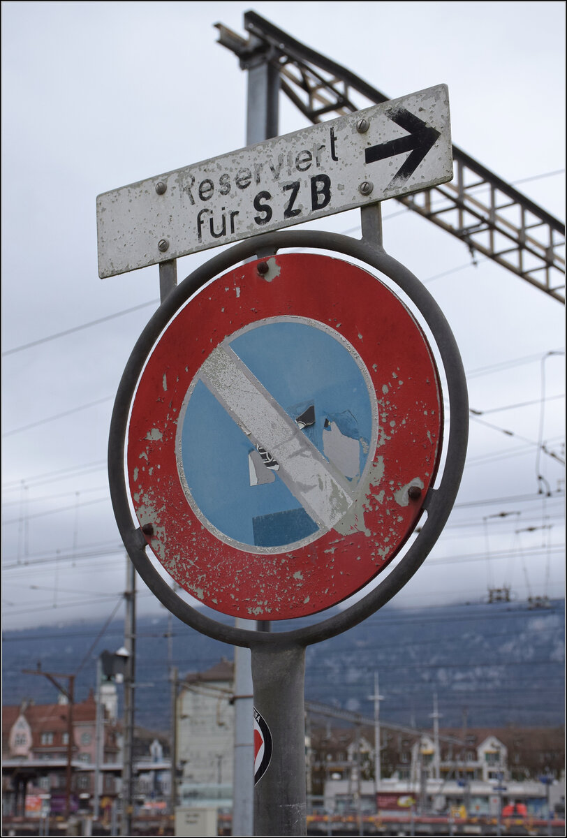 Bierlisi statt Bipperlisi.

Im Bahnhof Solothurn lebt die verblichene Solothurn-Zollikofen-Bahn weiter, wie man auf dem Schild lesen kann. Februar 2026.