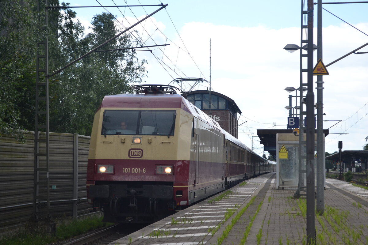 BR 101 001-6 vom DB Museum Koblenz mit DZ in Richtung Ostseebad Binz durch Hamburg Bergedorf am 9.Juni.2024  