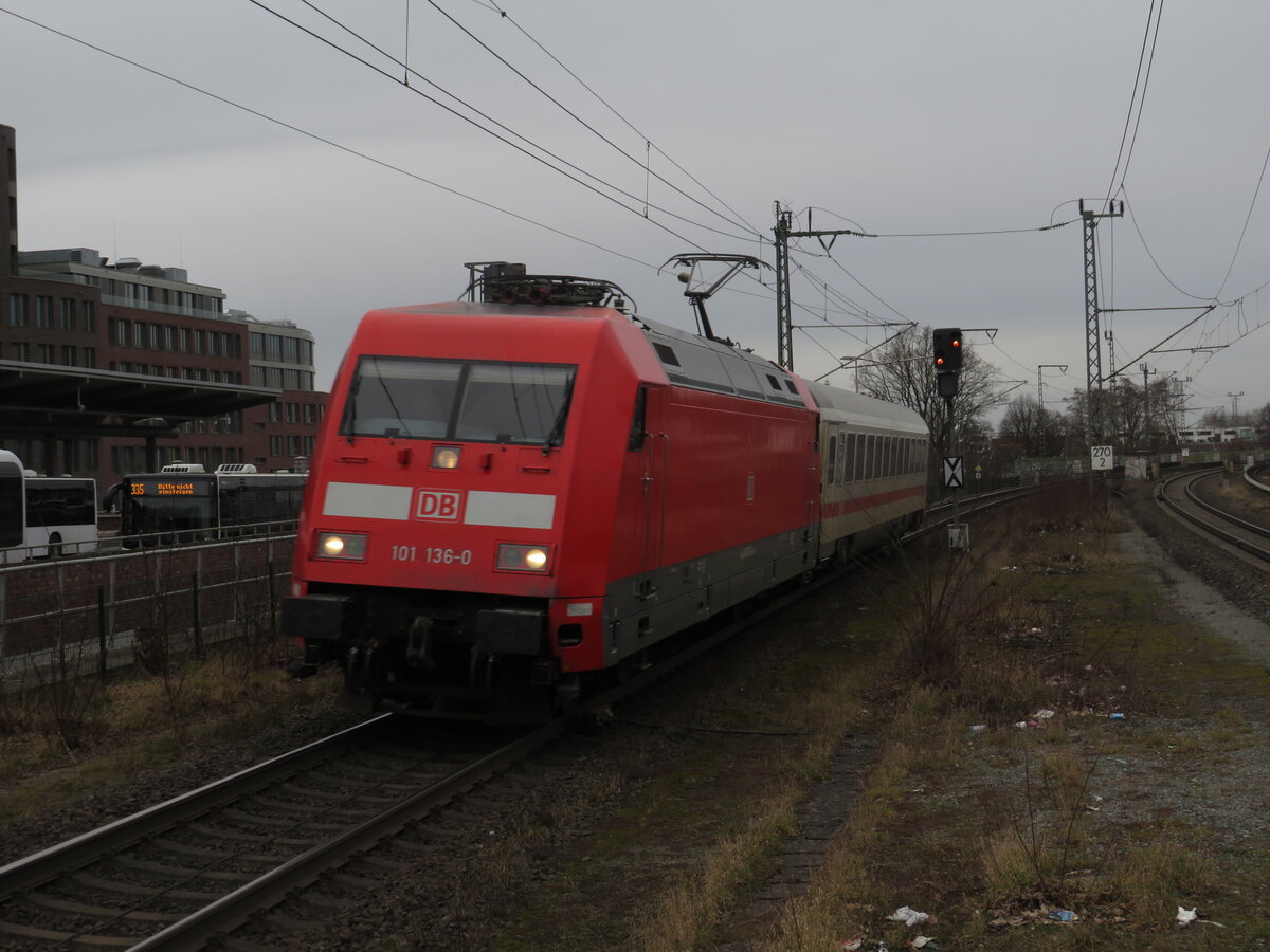 BR 101 136-0 mit Überführung von 1 IC Wagen in Fahrtrichtung Berlin durch HH-Bergedorf am 24.Februar 2025