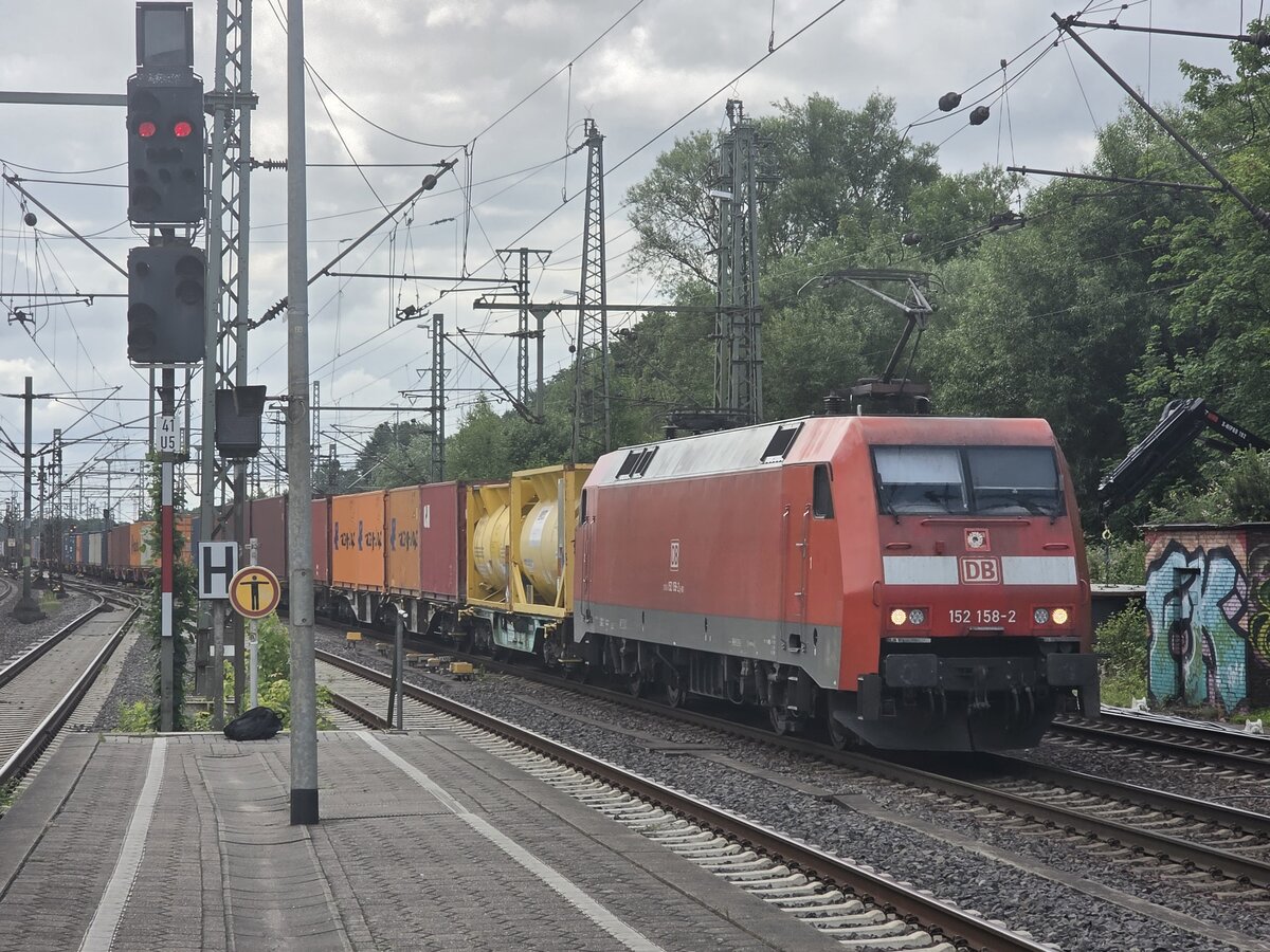BR 152 158-2 DB Cargo mit Containerzug bei der Durchfahrt Hamburg-Harburg. 19.06.2025