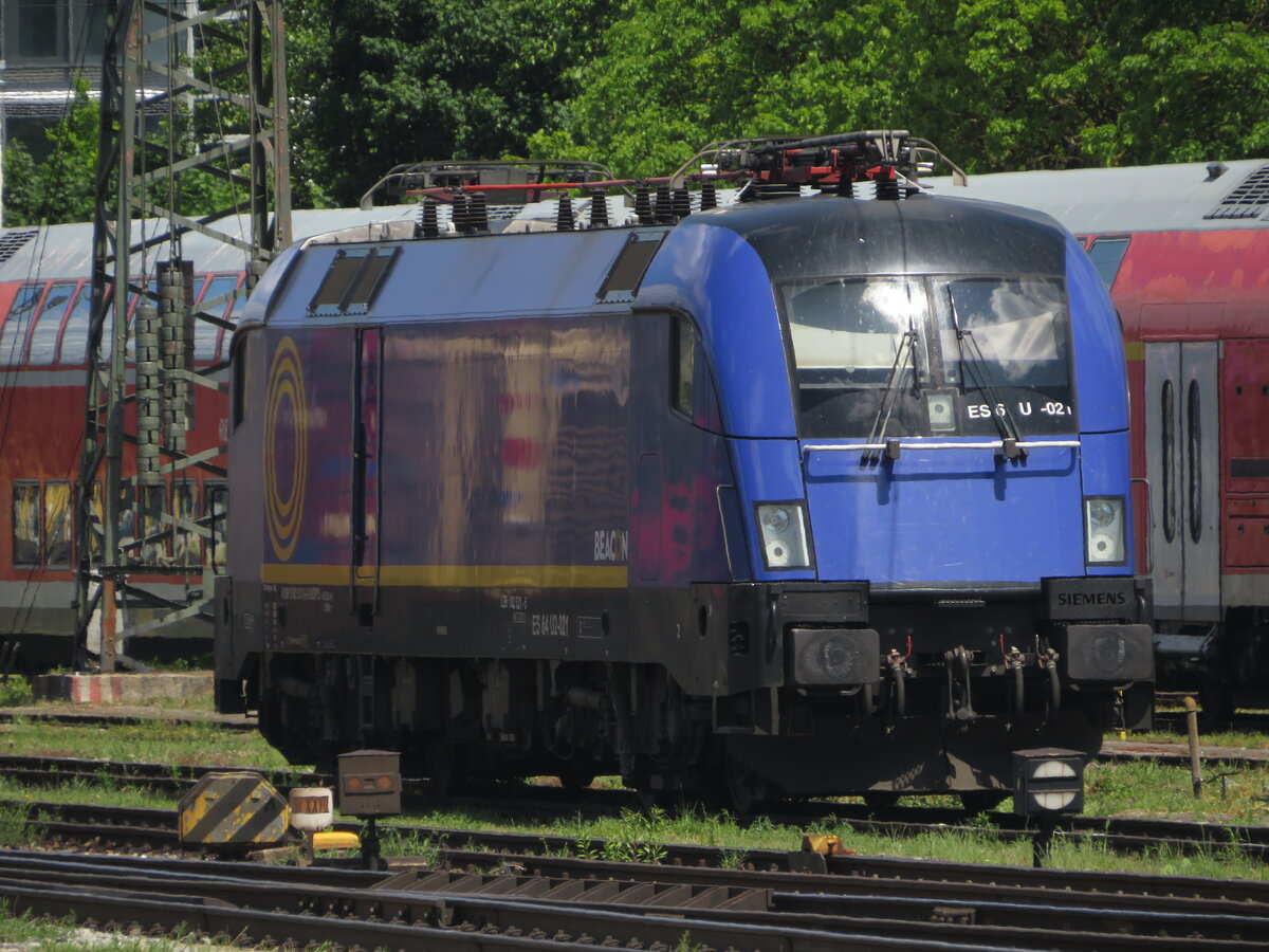 BR 182 521-5 von Beacon Rail im Blauen Beacon Design abgestellt im Vorfeld M�nchen Ostbahnhof. 29.05.2025