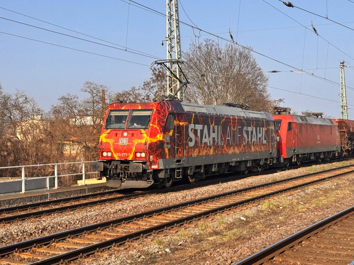 BR 185 077-5 (Stahl auf Stahl) + 152 ???-? mit Schotter in Richtung MG Hbf durch MG-Neustadt am 8.März 2025