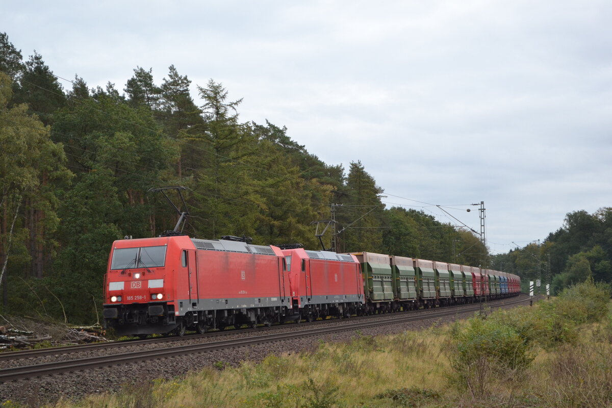 BR 185 258-1 + BR 185 254-4 von DB Cargo mit Sandwagen in Richtung Hannover durch Linsburg am 16.December.2023