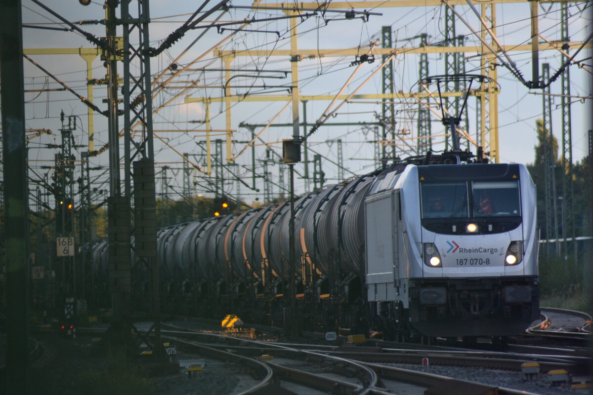 BR 187 070-8  mit Kesselzug in Richtung Hamburg Waltershof durch Hamburg Harburg am 26.September.2024 