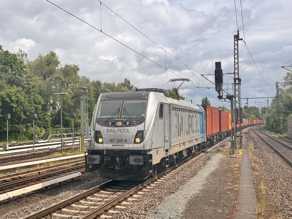 BR 187 306-6 von Railpool mit Containerzug durch HH-Bergedorf -> Tiefstack. 28.05.2025