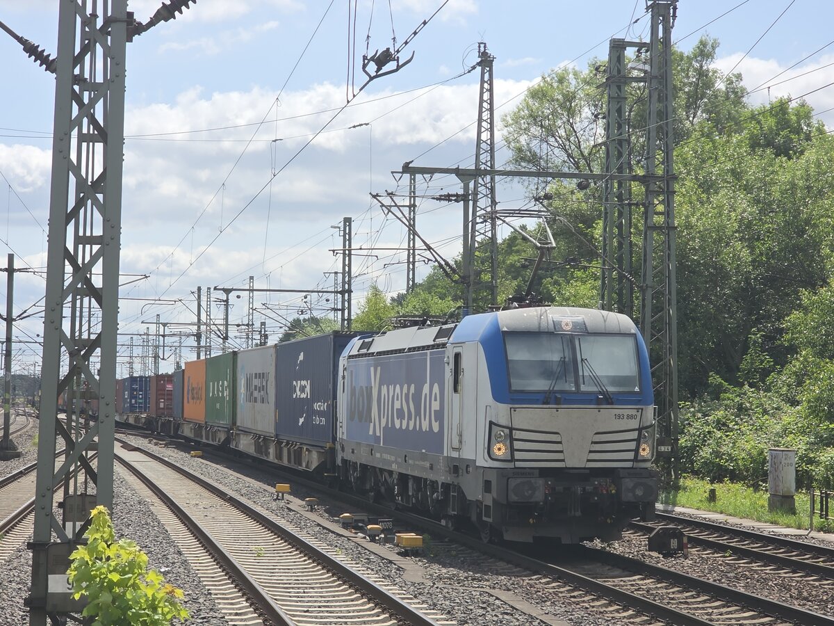 BR 193 880 von BoxXpress.de mit einen Containerzug bei der Durchfahrt Hamburg-Harburg. 19.06.2025