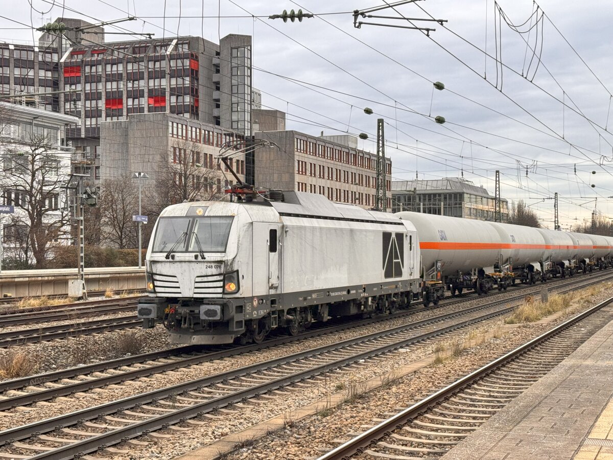 BR 248 076 von Northrail mit Kesselzug durch Mnchen-Heimeranplatz. 14.12.2024