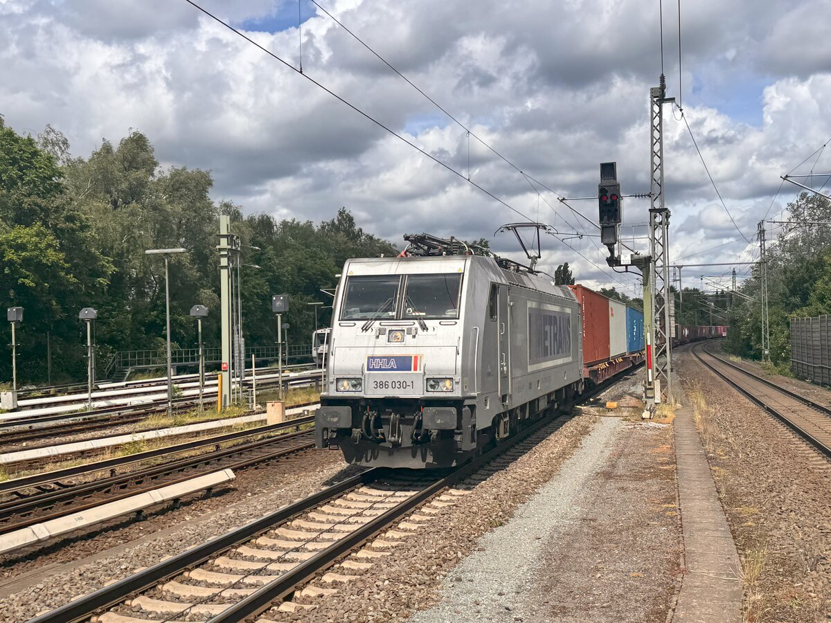 BR 386 030-1 von Metrans mit Containerzug durch HH-Bergedorf -> Tiefstack. 28.05.2025