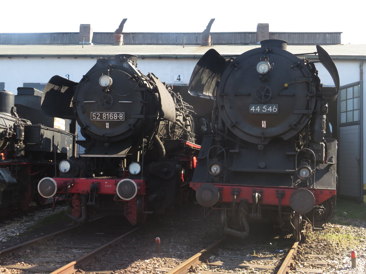 BR 52 8168-8 + BR 44 546 stehen an der Drehscheibe im Eisenbahnmuseum N�rdlingen. 30.Mai 2025