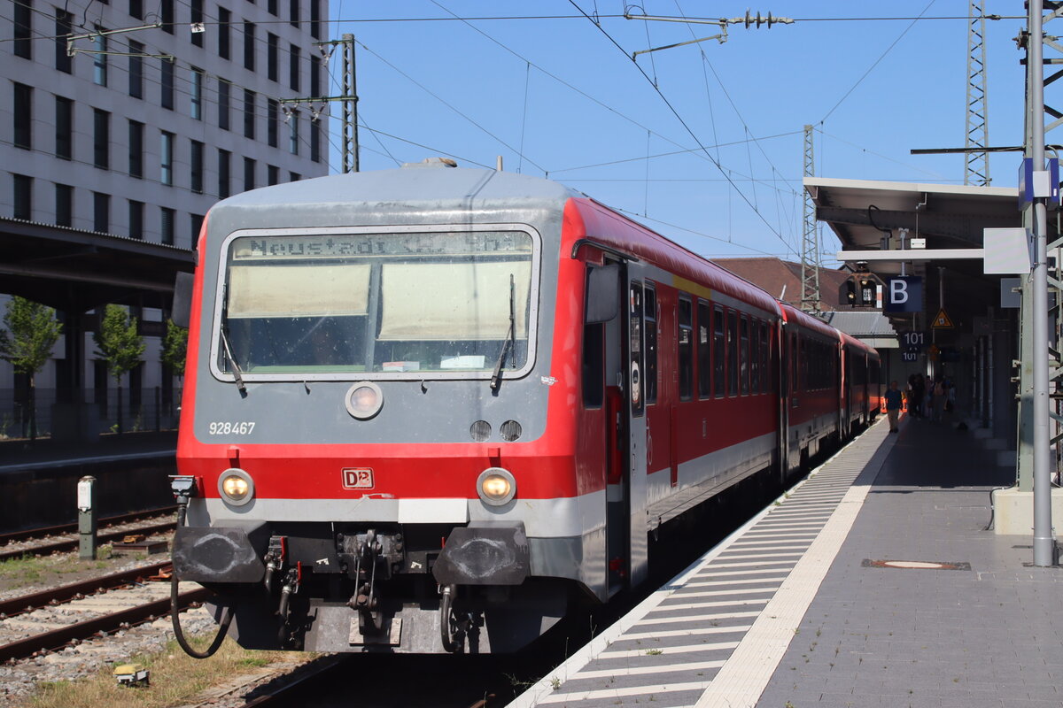 BR 928 467 als RE6 nach Neustadt an der Weinstraße am Karlsruher HBF am 20.6.2025
