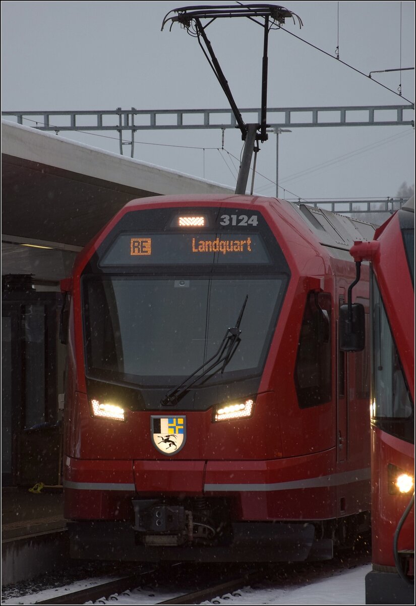 Capricon 3124 wartet in St. Moritz auf die Abfahrt nach Landquart via Unterengadin und Prättigau. Januar 2023.