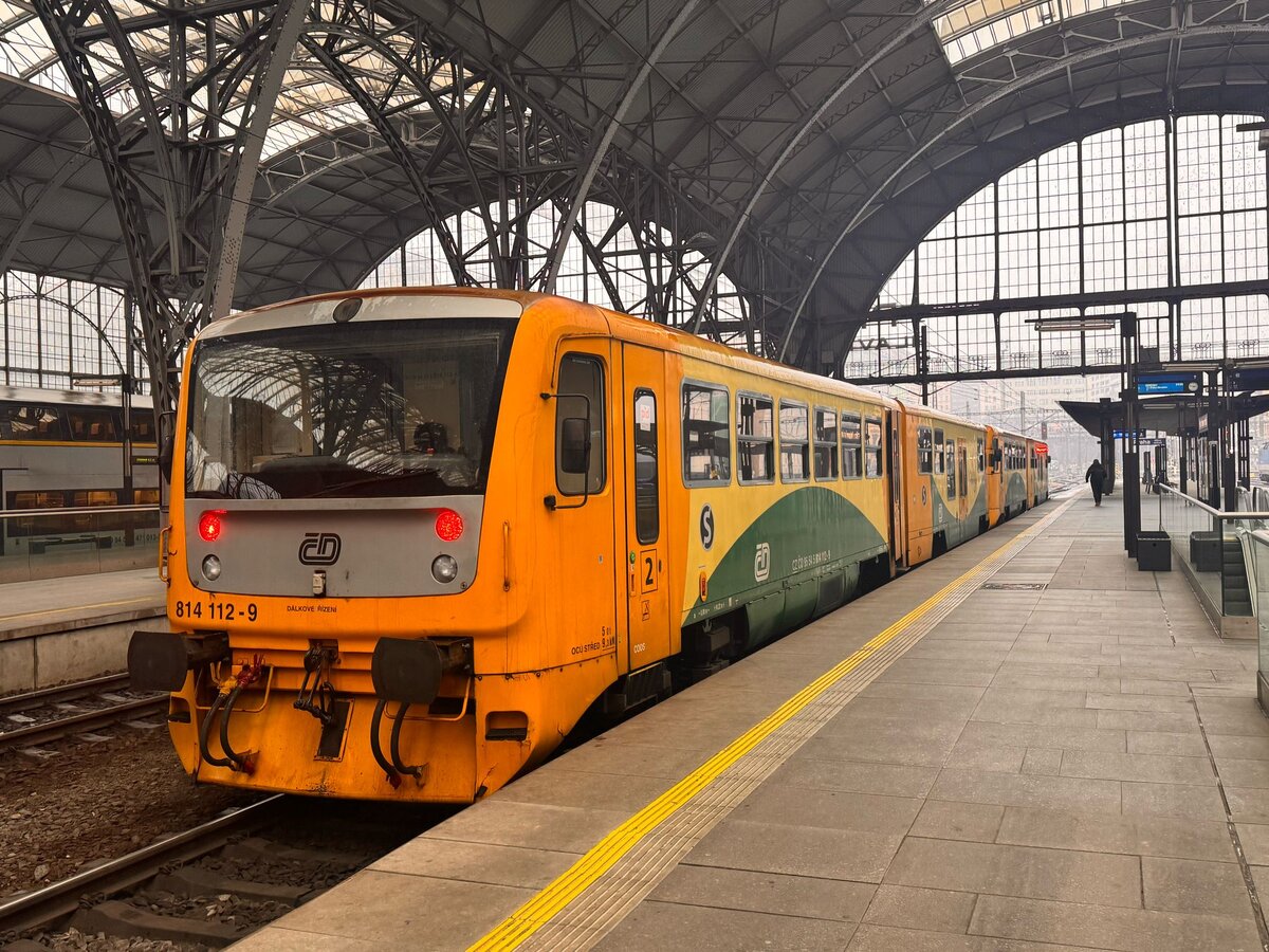 CD 814 112 + 814 ??? als Os 9013 nach Čerčany  Aufgenommen : 14.Mai 2022 in Praha hl.n.