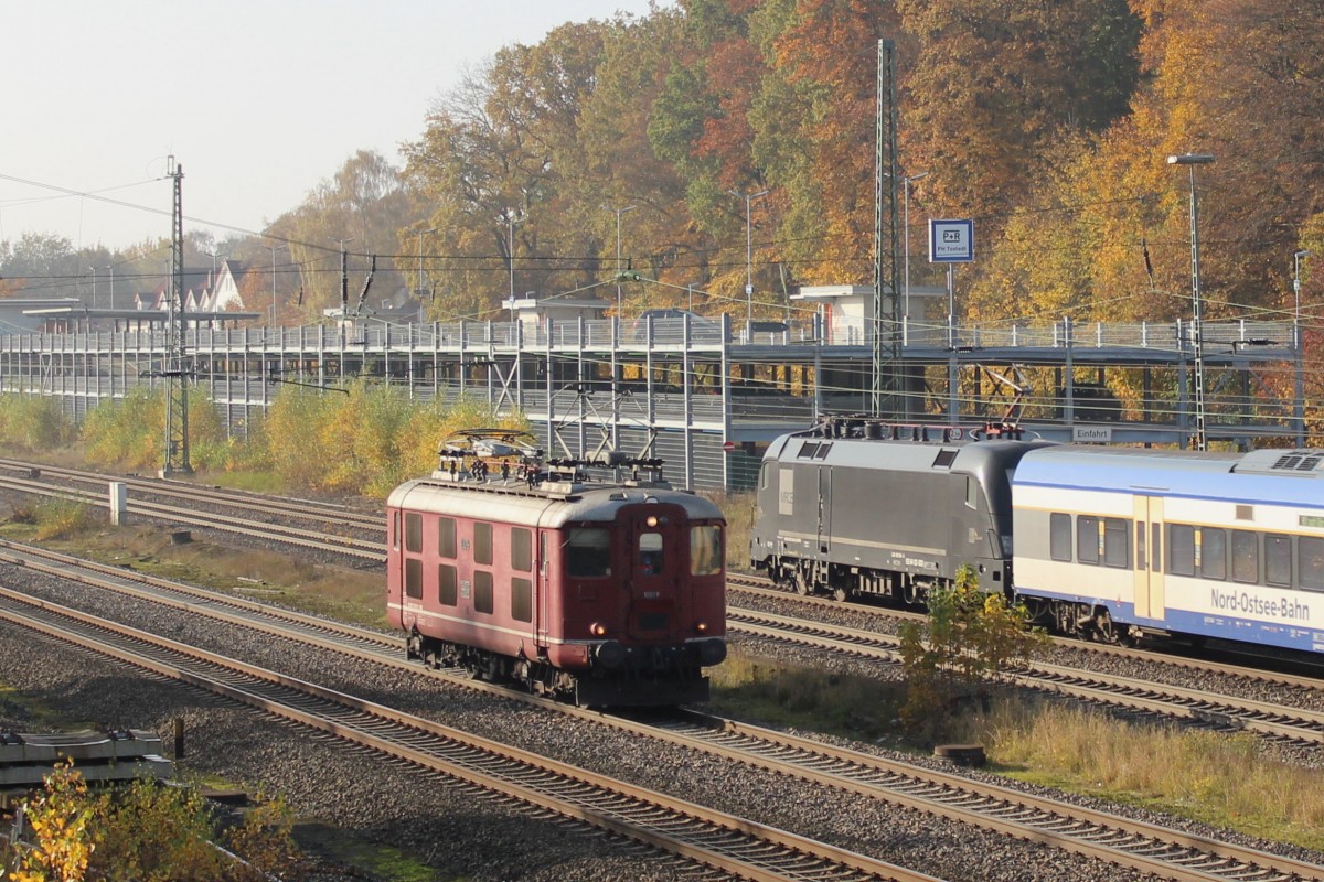 Centralbahn  Oldie  10019 ist im Tostedter Bahnhof auf Rangierfahrt, als im Hintergrund der HKX mit ES 64 U2 - 030 und dem Wagenpark der Nord-Ostsee-Bahn vorbeirauscht. Datum 01.11.2015