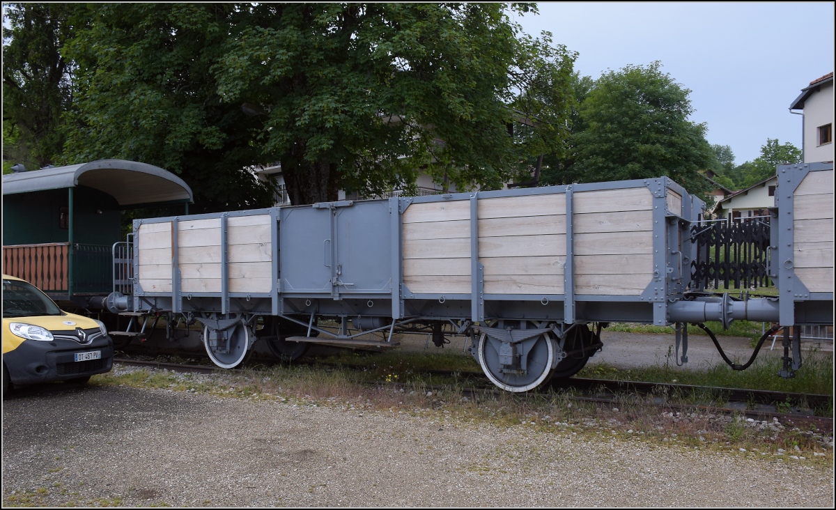 Coni'Fer

Wunderbar restaurierter offener Gterwagen, gebaut bei Cattaneo SA in Giubiasco. Dieser wurde zum Personentransport hergerichtet. Les Hpitaux-Vieux, Juli 2022.