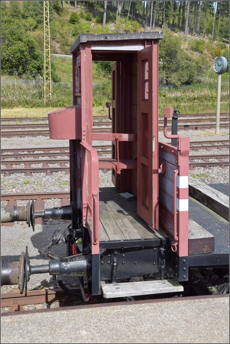 Dampf im Hochschwarzwald.

Das Bremserhaus des Schienenwagens 10 409 der Gattung SSlm wird zwar von einem groen Gterwagen beherbergt, drfte aber fr furchtbare Arbeitsbedingungen unter klaustrophobischer Enge gesorgt haben. Seebrugg, September 2025.