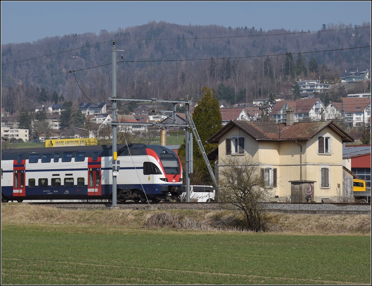 Das Schrankenwärter oder Bahnwärterhaus bei Wettswil mit der Hausnummer 18f wirkt wie aus der Zeit gefallen. Hier mit RABe 511 031. März 2022.
