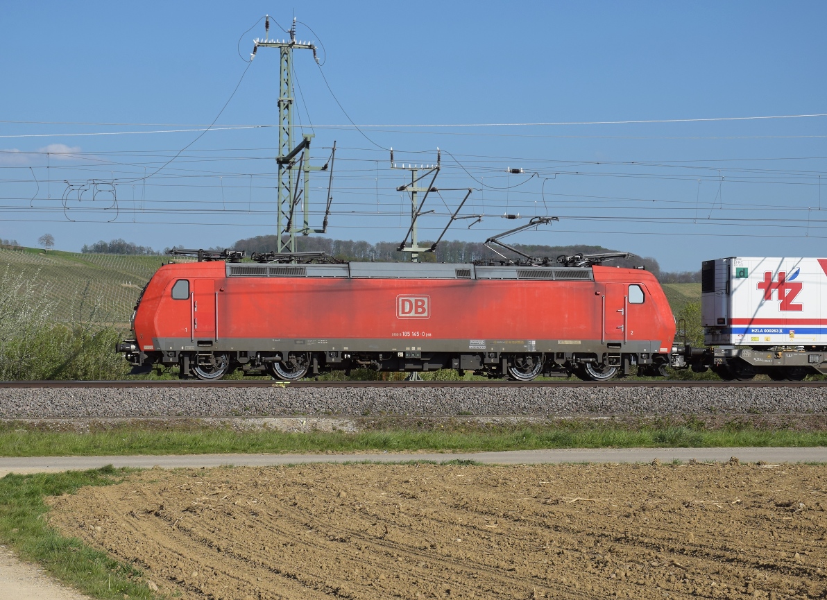 DB Cargo 185 145 bei Schliengen. April 2021.